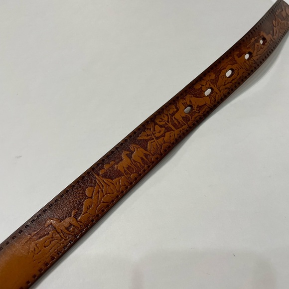 Boys Brown Leather Belt with Gold Buckle. Western.3D. Used. Size 24. Horses. - Picture 5 of 8